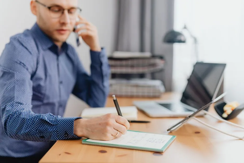 Créateur d’entreprise préparant son prévisionnel